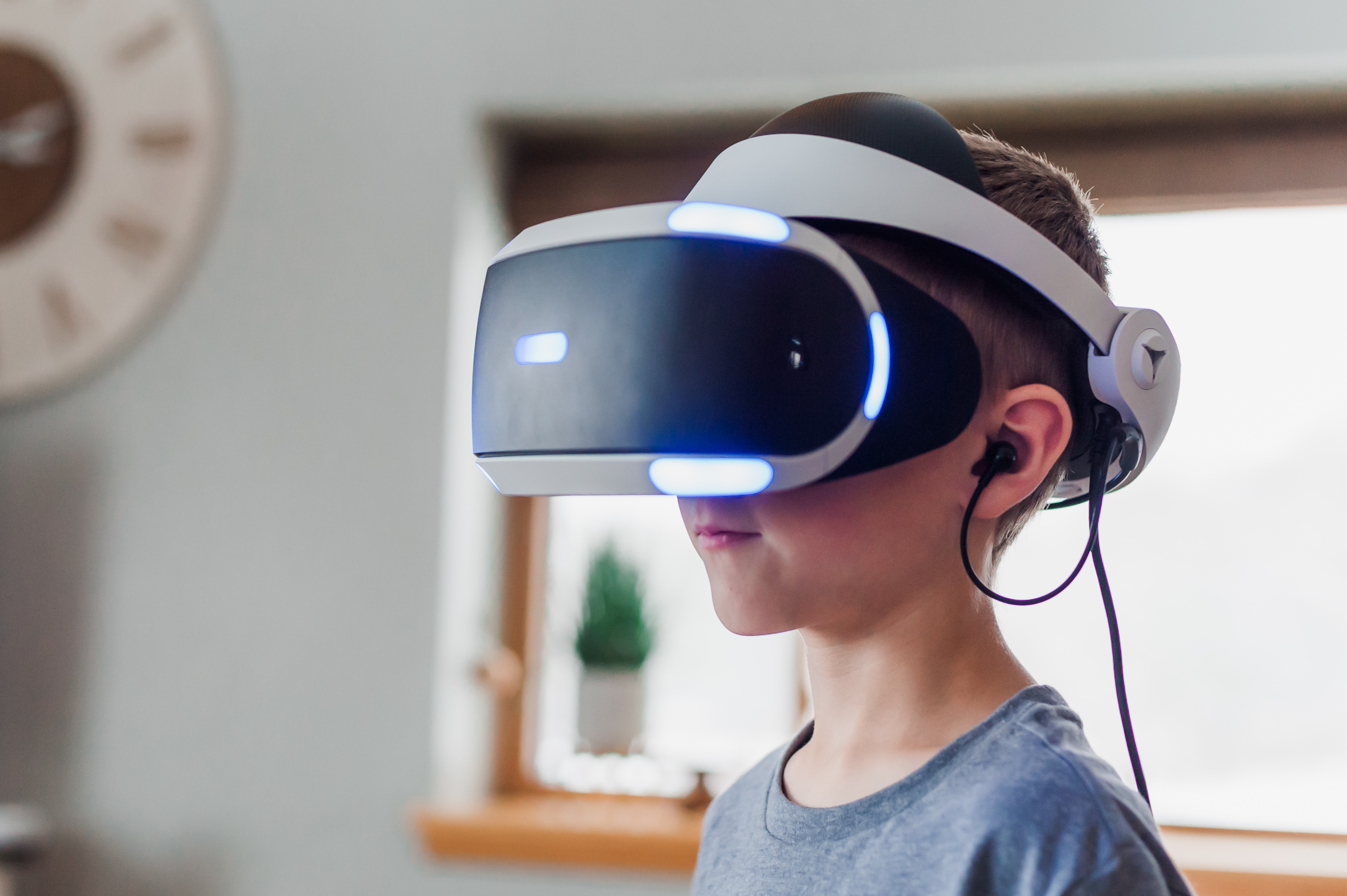 kid-using-virtual-reality-headset-3405456